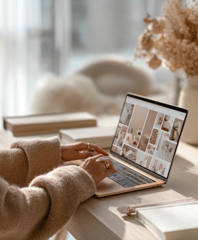 Recruteur consultant les candidatures d’une campagne de recrutement de volume sur son ordinateur portable.