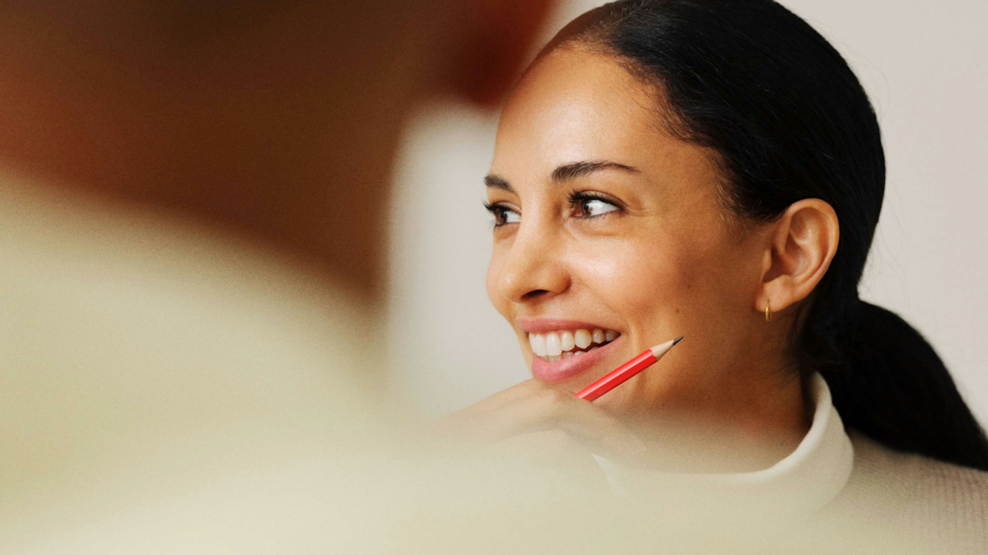 Consultante en recrutement souriante, attentive à son interlocuteur pendant un entretien