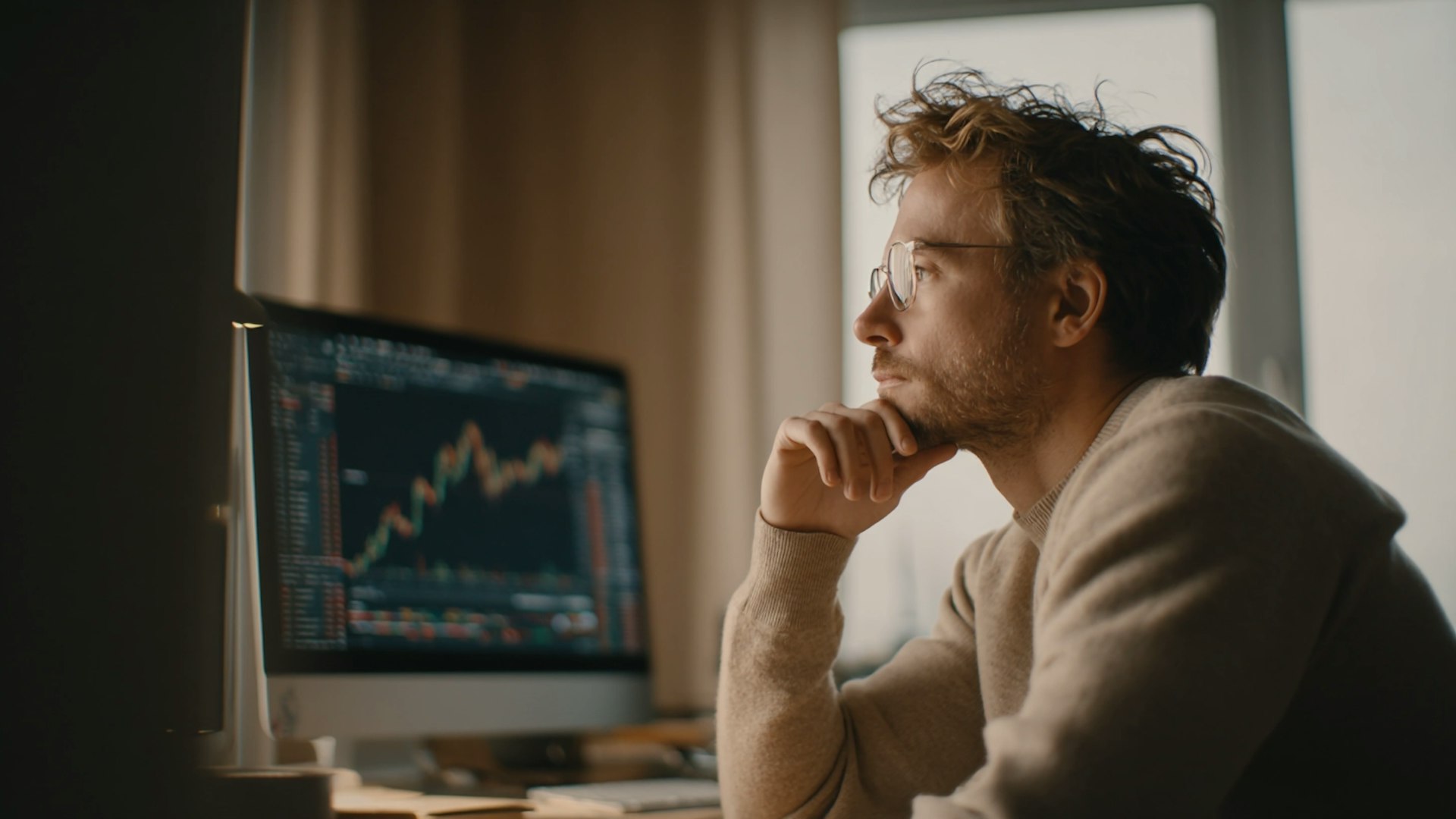 Développeur concentré devant un écran de données dans les bureaux d’une fintech