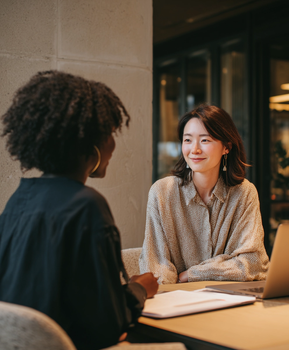Consultante en recrutement en entretien avec une candidate dans un café