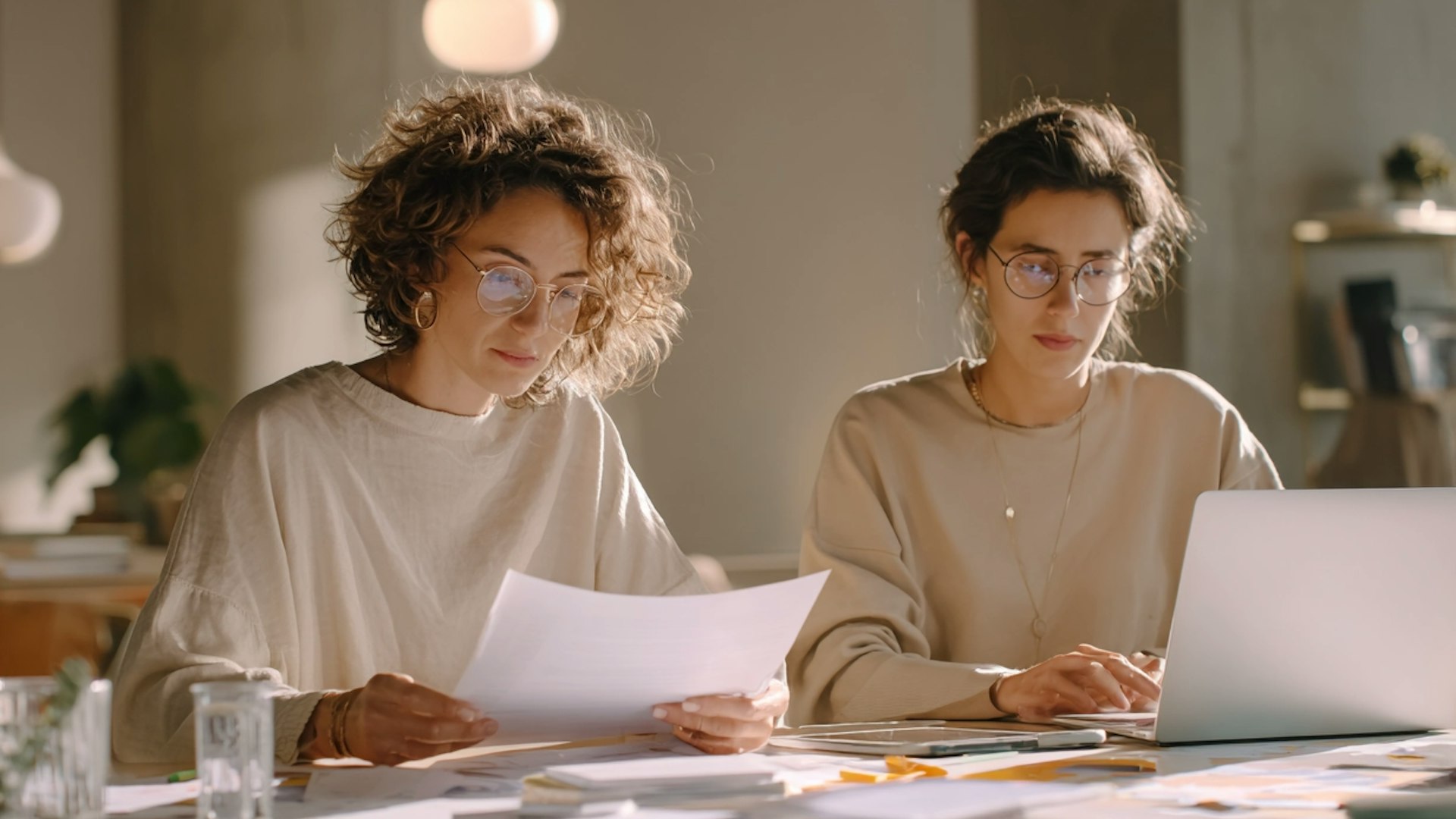 Deux consultantes comparant des méthodes de recrutement autour d'un ordinateur