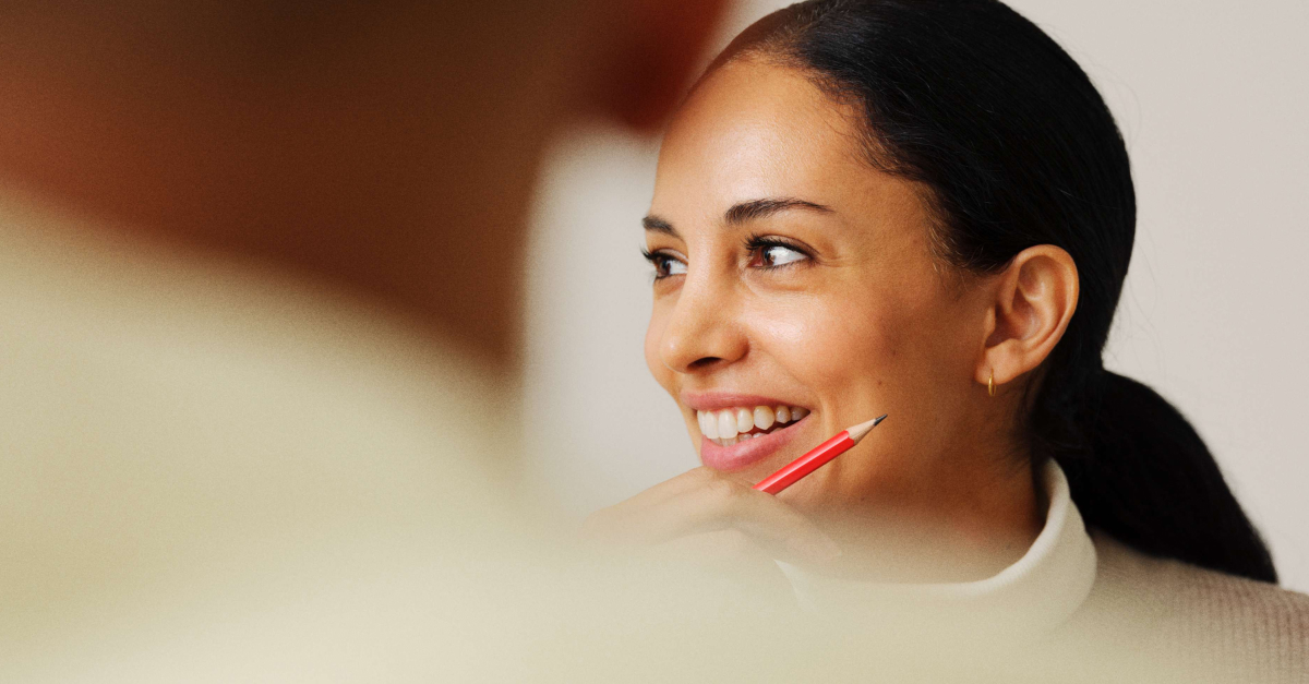 Consultante en recrutement en conversation, attentive à ce que les outils automatisés ne voient pas