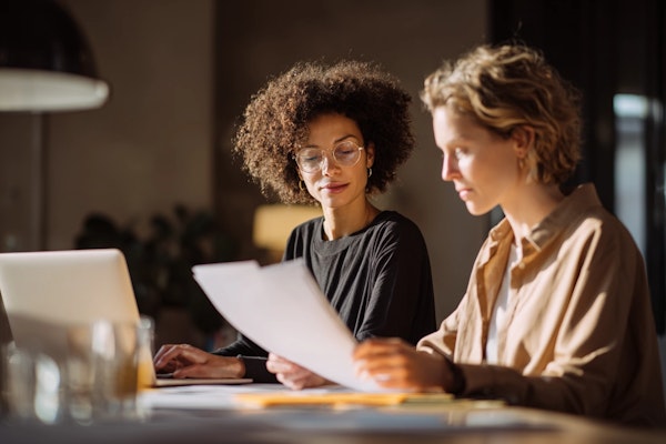 Deux consultants de Cadran Talents travaillant ensemble sur un dossier de recrutement